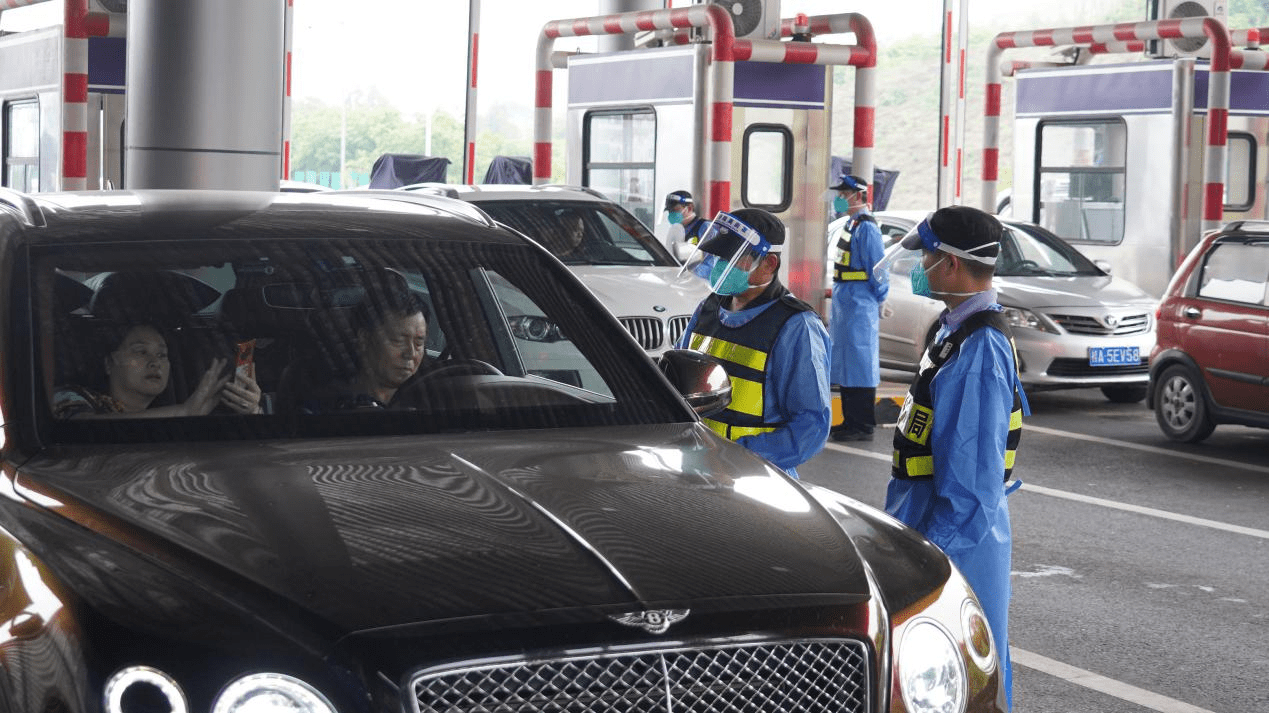 廣西南寧進城車流緩慢 交警部門提醒注意疫情防控事項_防疫_車輛_何俊