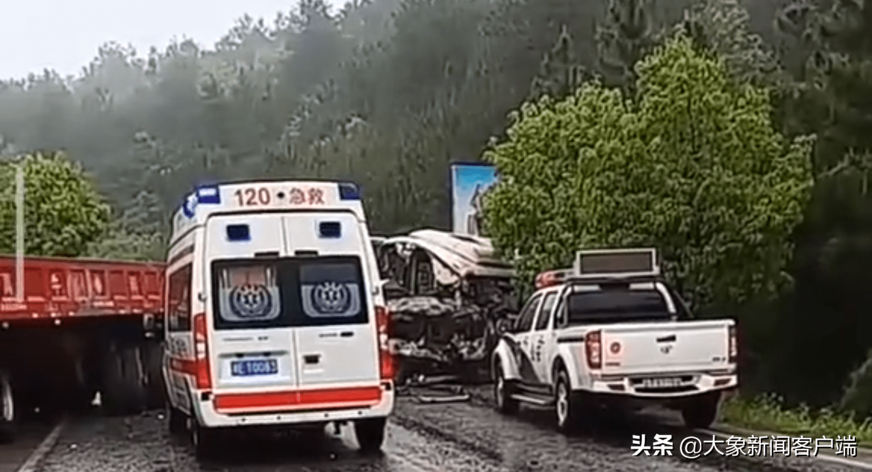 邵东两塘路发生惨烈车祸，车子撞的稀巴巴烂！（附视频）_事故