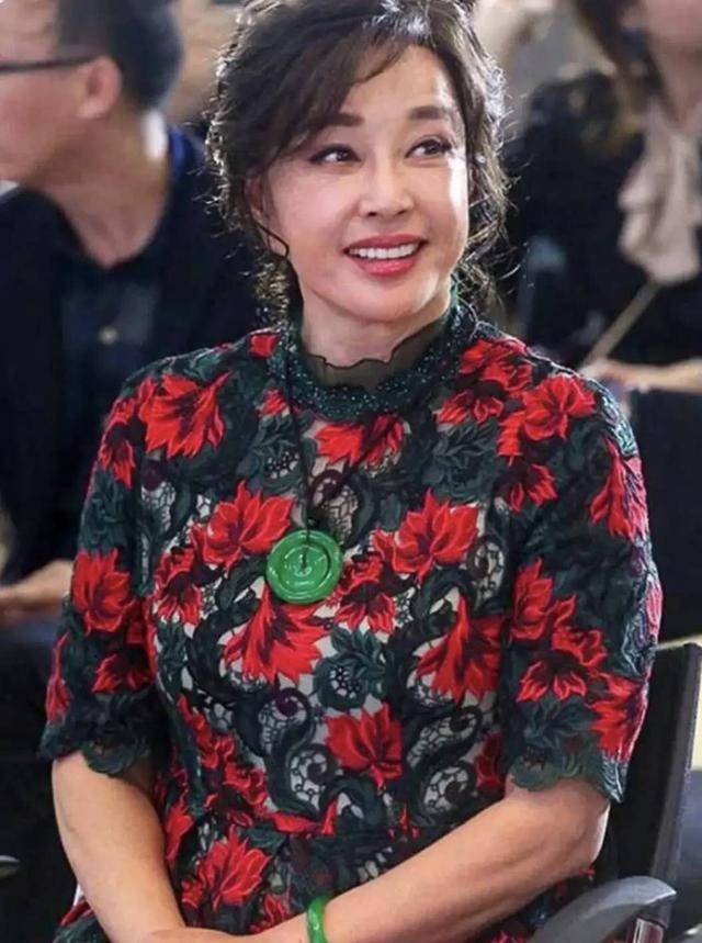 原创64岁刘晓庆老的真实身穿绣花裙发福显胖皱纹明显神态疲惫