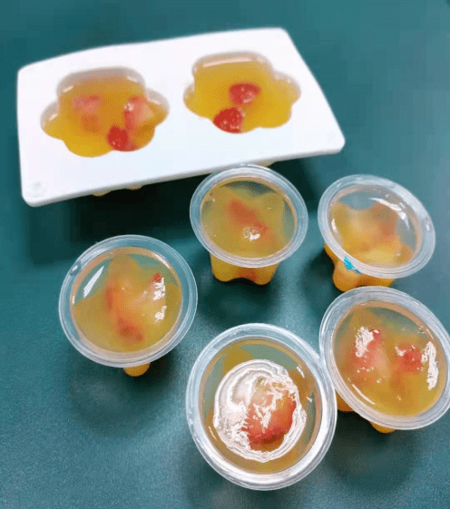 果冻,冰激凌等等,从中体会到了化学实验的美妙,也从实验中找到了乐趣