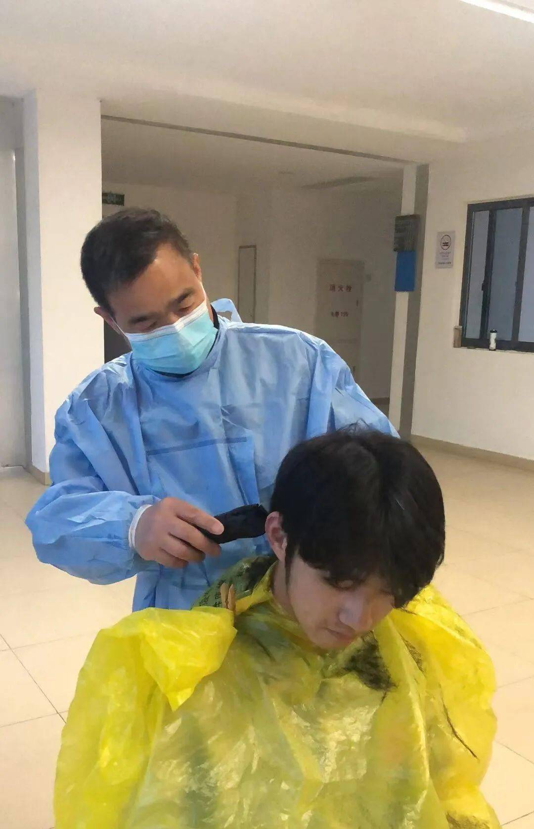 尽管只有推子梳子等简易工具手艺也不够精湛但他们依旧用心设计