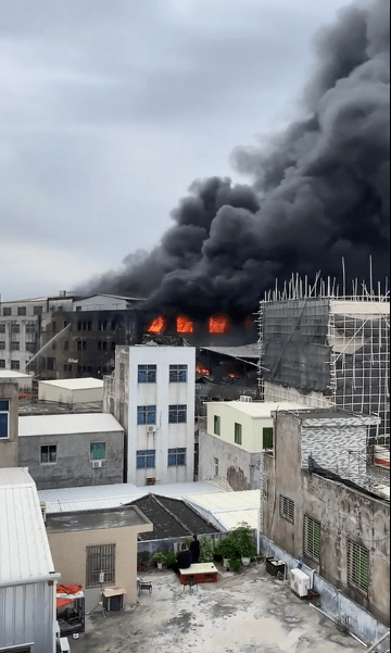 大型汕头一厂房发生火灾现场浓烟骇人