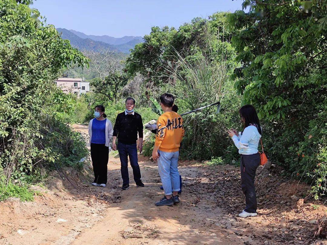 生态科科室负责人带队前往蔗内村百谷水源地,西源村土寨小组拦水坝