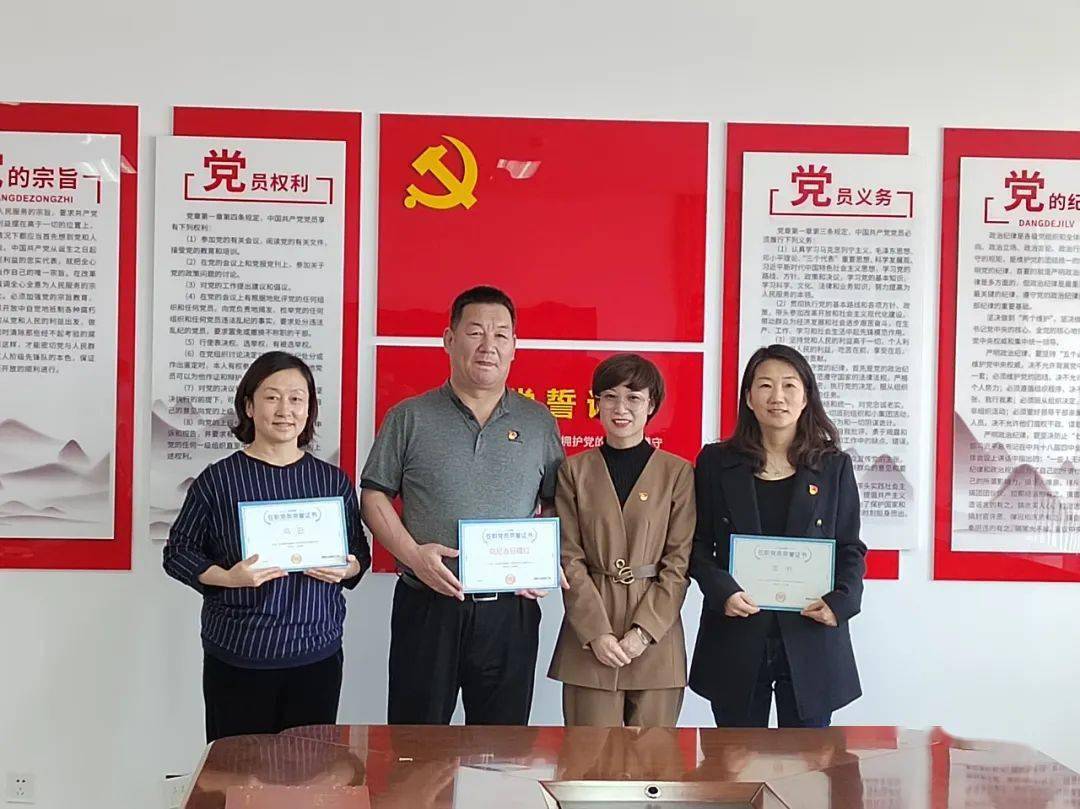 4月18日上午,康巴什区青春山街道园丁社区党支部书记王丽来到市教育