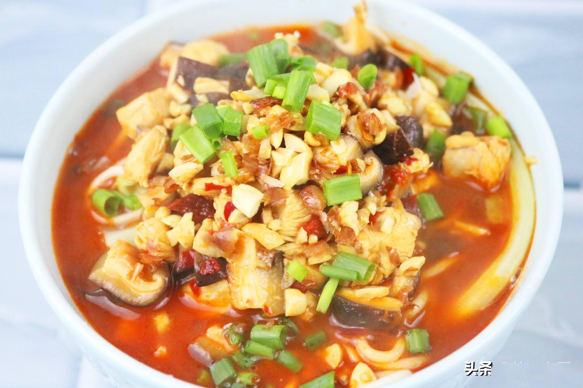 【香菇鸡丁面】俗话说"送行饺子,接风面"回家第一顿一定要吃面条,先来