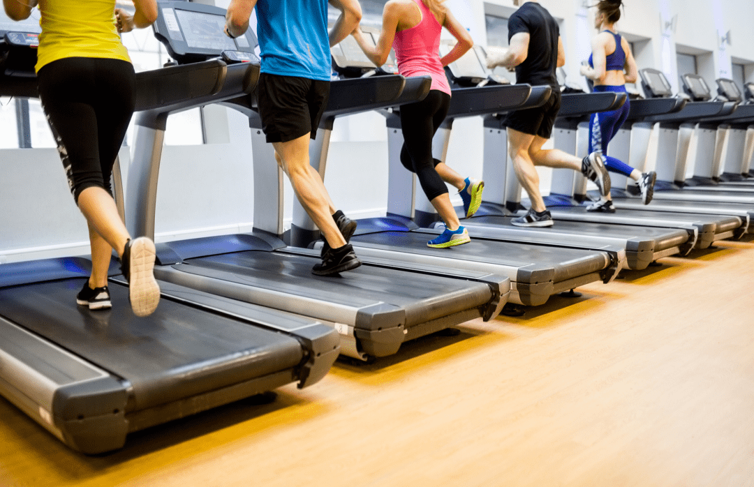 跑步者的跑步机锻炼短跑锻炼以提高耐力