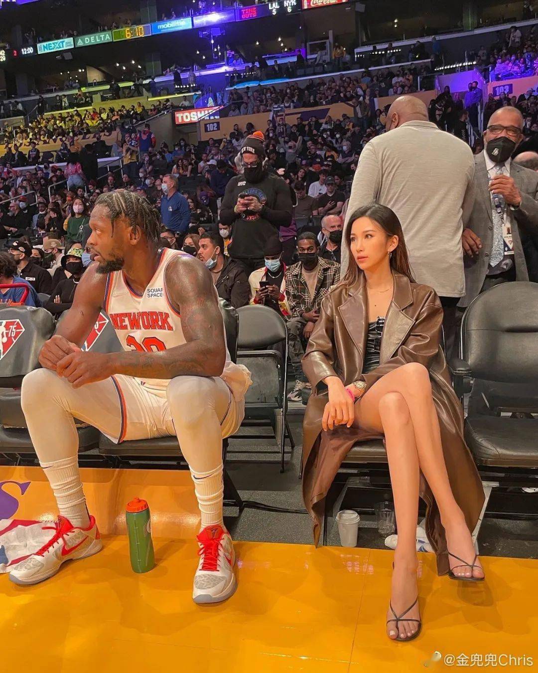 还跟詹姆斯(lebron james)紧挨着坐,分分钟就拍照留念了.