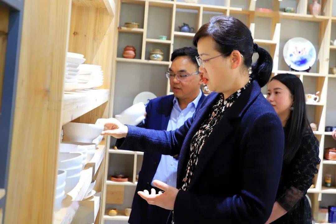 秀山县委常委统战部长林成芳调研我校民族文化传承工作