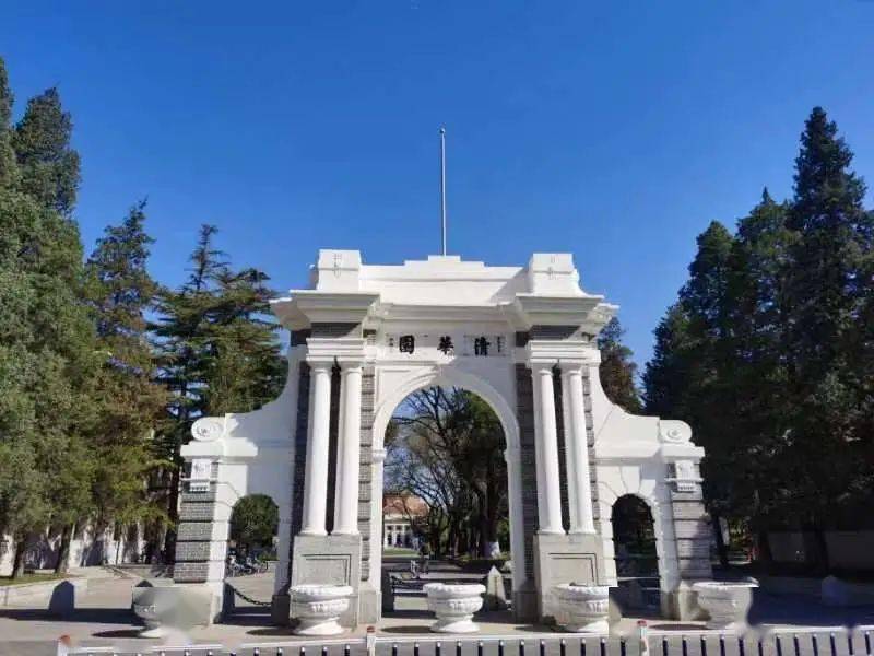 青砖白柱三拱门 学堂春色遥相望清华大学未名湖畔博雅塔 湖光春色燕园