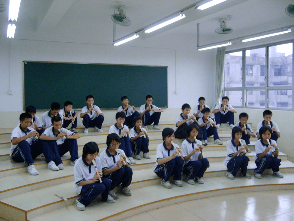 目前,石(石肯)中学已完成的首阶段200多万元的教学设备提升计划,已