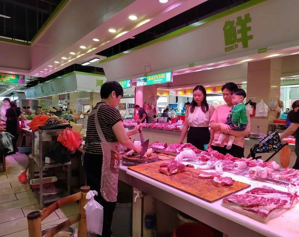 记者在市区兴源市场看到,猪肉档的货台上摆满了五花肉,排骨,猪蹄等