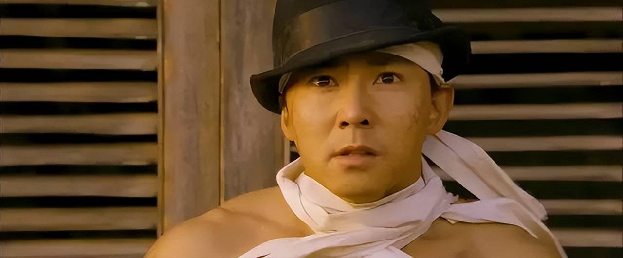 2005年他主演的《头文字d》,刘畊宏在里面饰演扫把头.