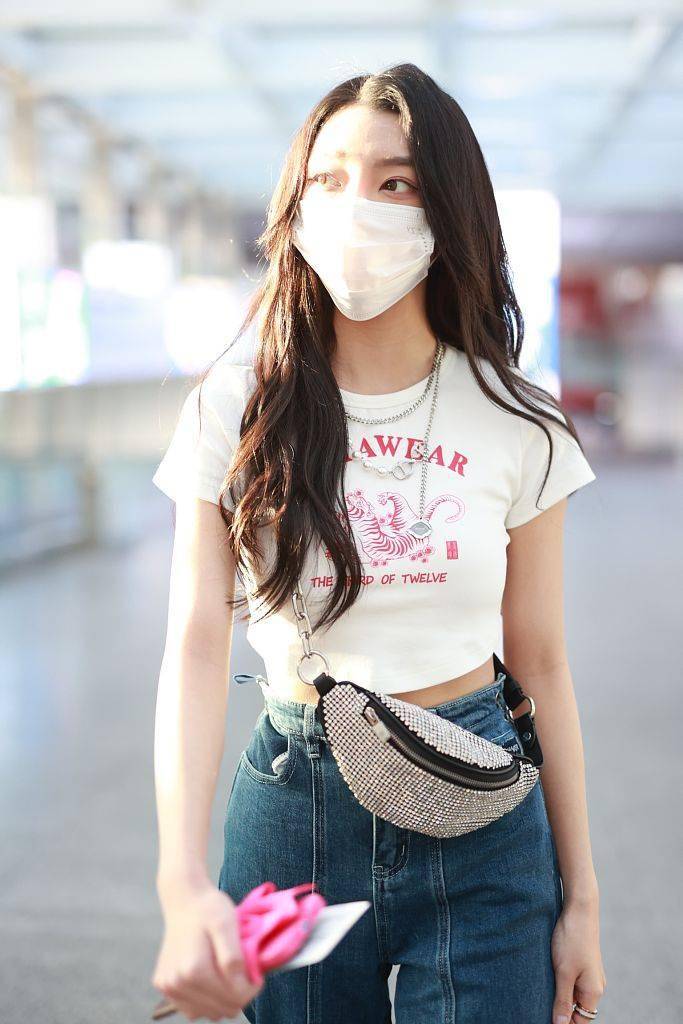 李紫婷穿露脐半袖t恤搭配阔腿牛仔裤点缀小腰包休闲俏皮