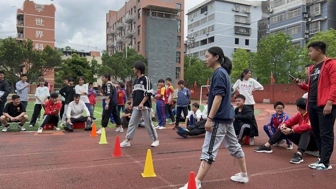 選拔測試過程中,學生們態度認真,熱情飽滿,積極配合,測試工作在教練員