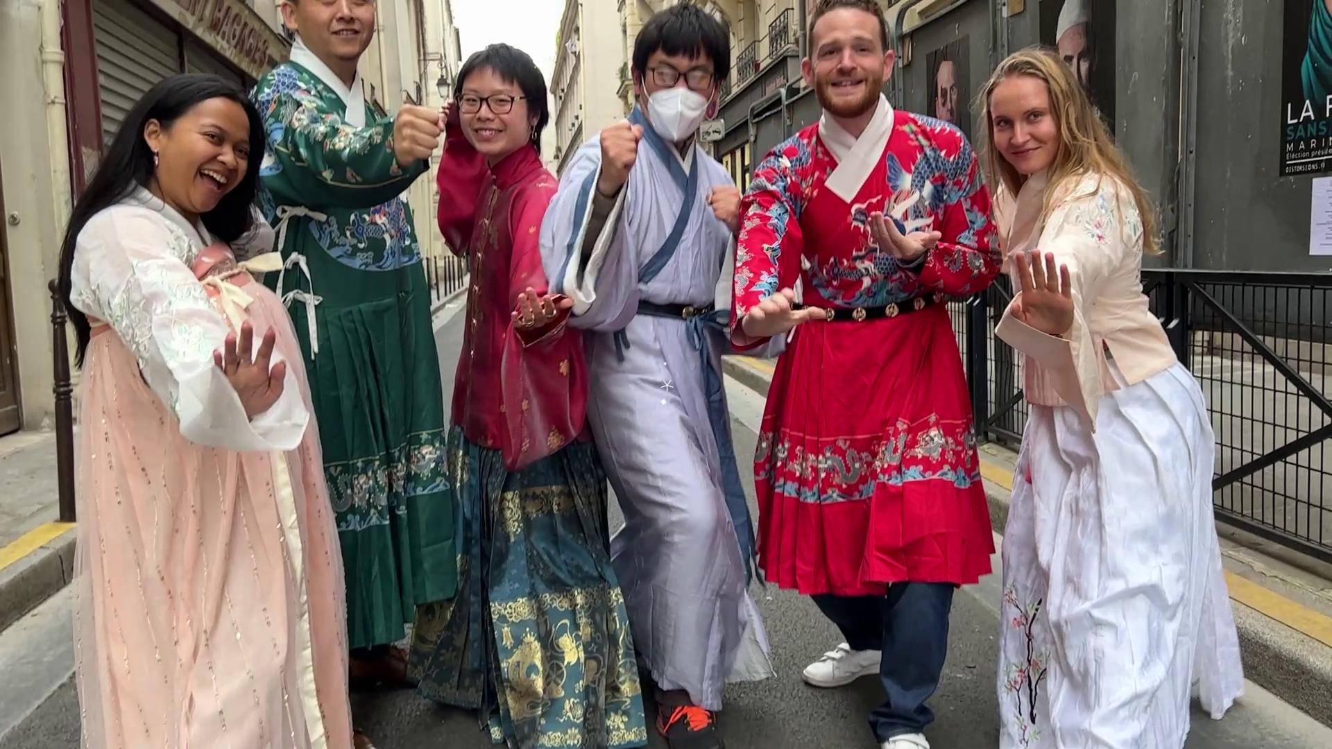 法国网红博主打卡中国风身穿各式汉服走上街头合影留念