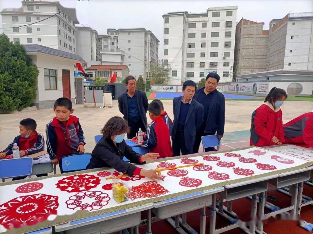 礼县南城小学乡村少年宫成果展示暨秦文化百米长卷书画作品创作