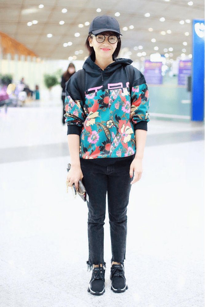 刘涛平时穿得好像路人但是这卫衣还挺个性中年女性穿很合适