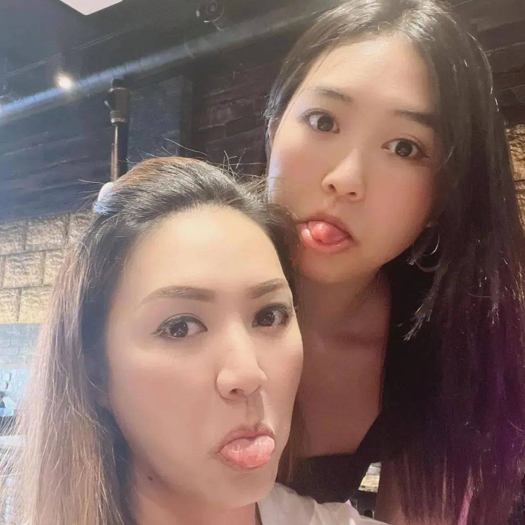 黎瑞恩出国探望女儿，路边小店吃饭接地气，18岁高颜值爱女像妈妈_曾凯_母女俩_曾智明