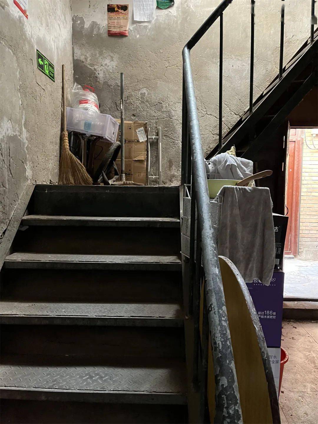 大保吉巷36号楼是一座有着百年历史的砖木结构的筒子楼.