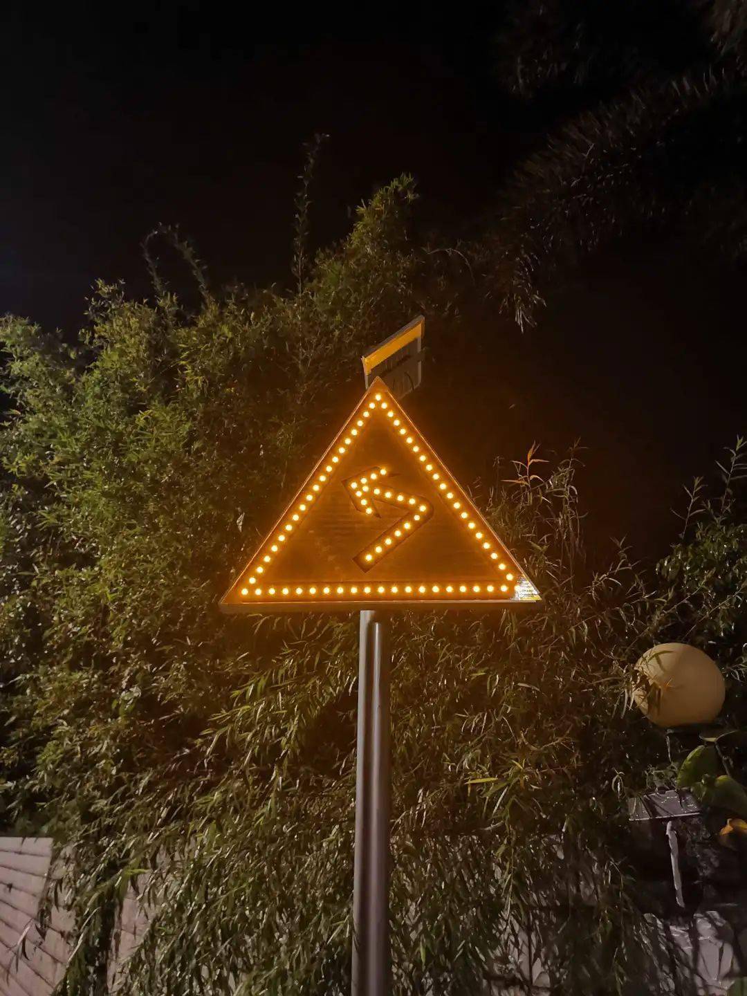 看太阳能自发光急转弯标志首次亮相厦门山区公路