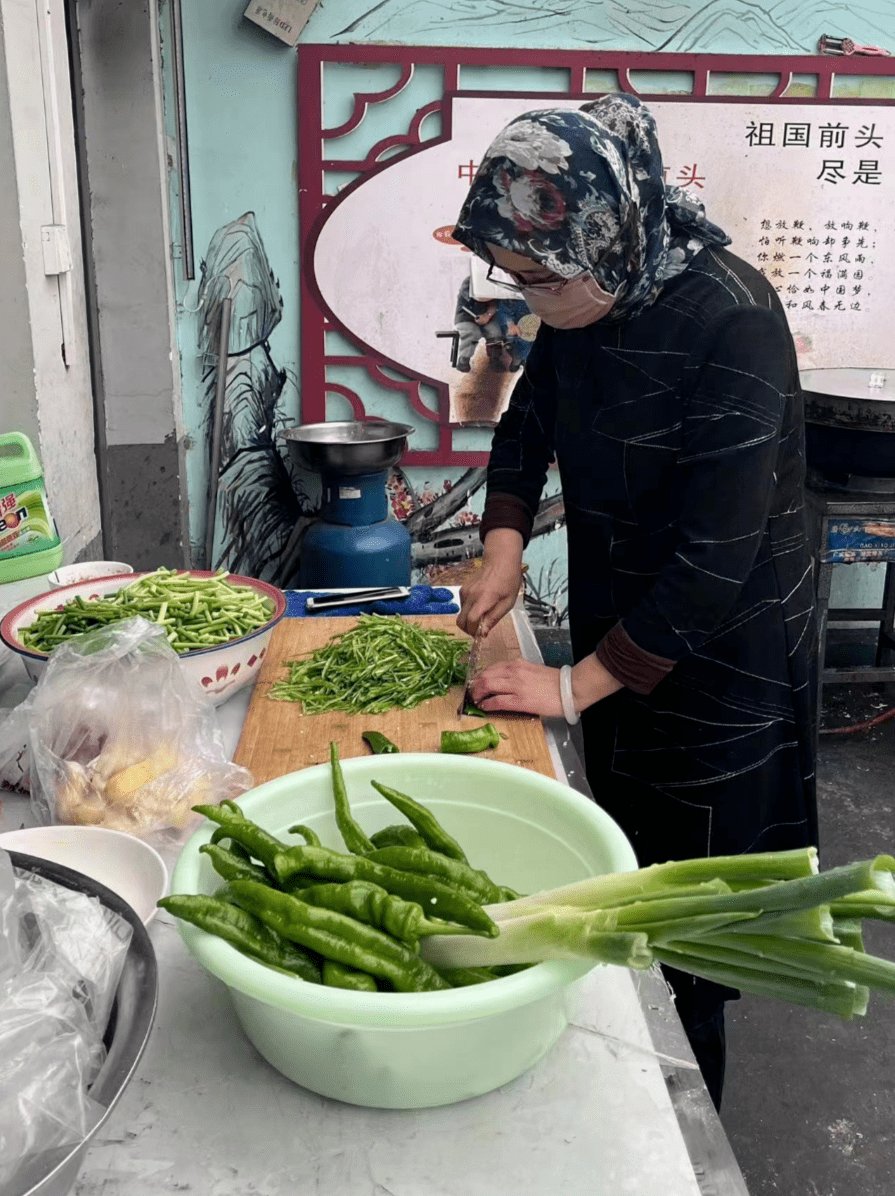 于是,肖文斌的父母同其姑姑姑父一家分工合作,买菜,烧菜,切菜.