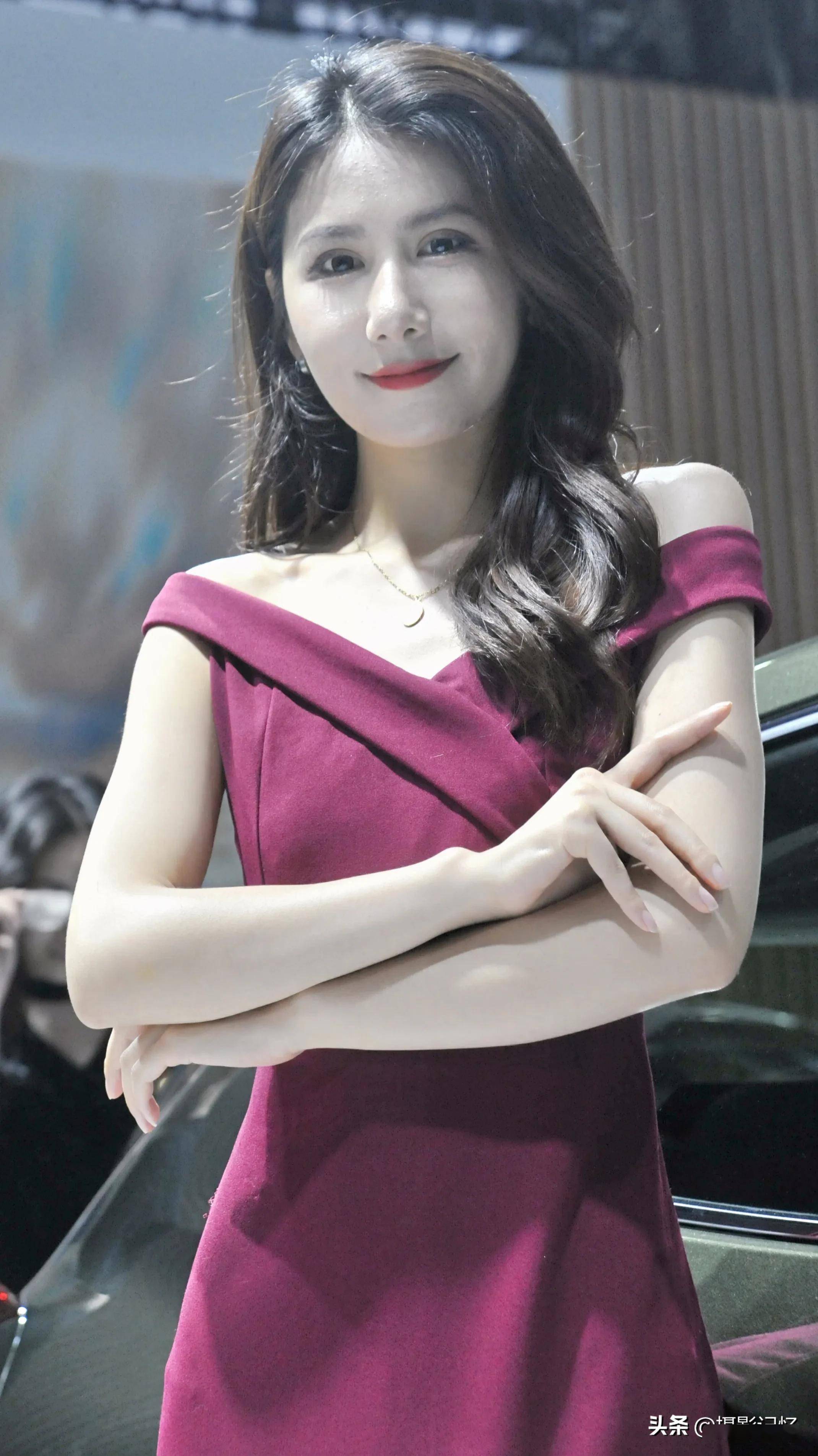 丽人行:玫瑰车模,香肩撩人_玫瑰