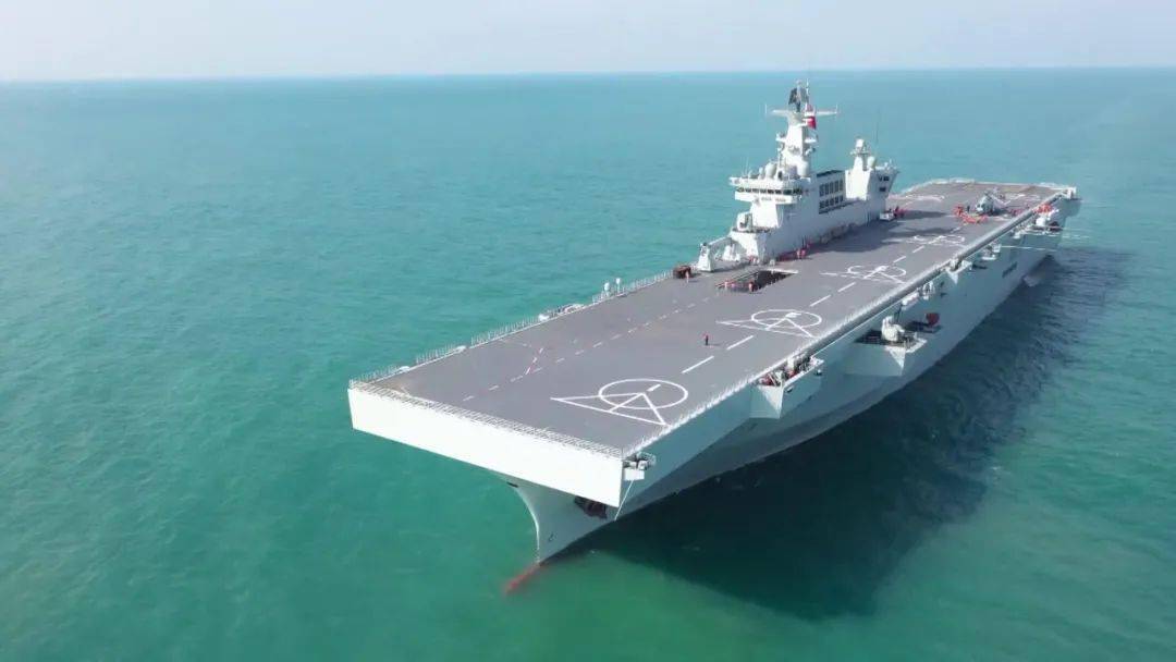有多牛→_两栖攻击舰"广西舰"首次亮相_中国航母前所未有震撼镜头公开