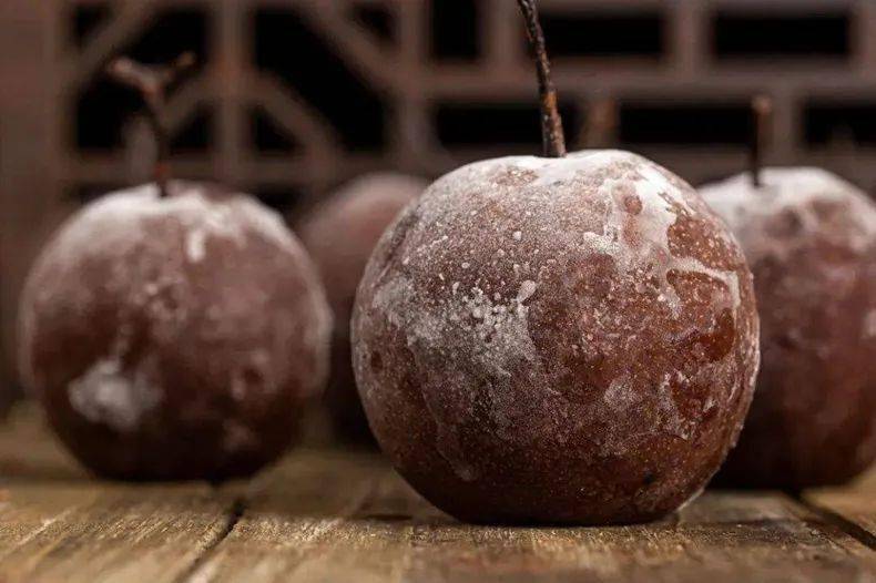 美味不用多言,青海在700 多年前就已栽培冻梨,叫做"软儿梨".