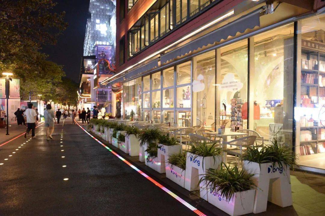 外摆但不乱摆共建拥有烟火气的公园城市