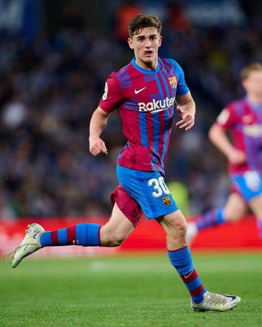 奥巴梅杨头球破门巴萨客场拿下三分