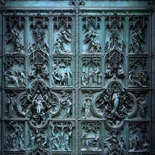 精雕细刻米兰大教堂外