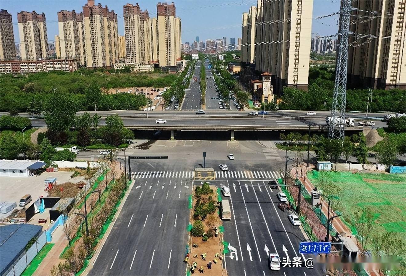 而此前从西三环以东进入软件新城仅有科技八路,科技西路以及半幅开通