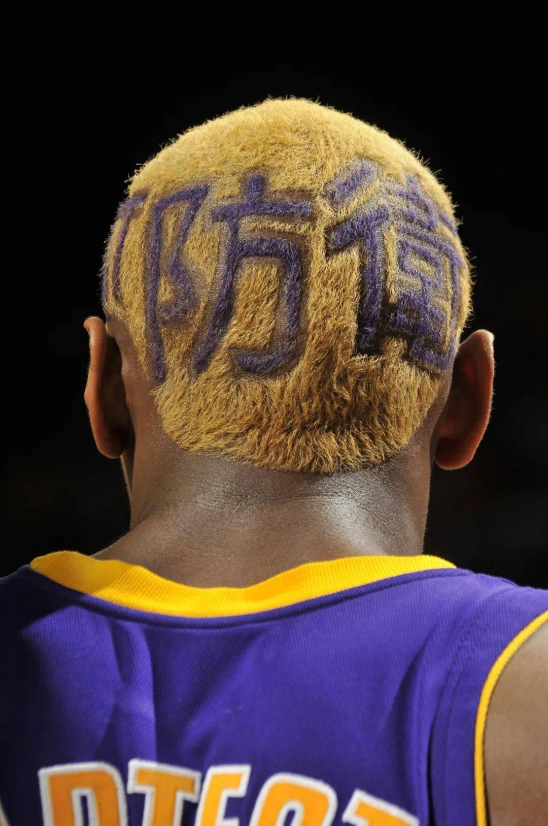 不代表排名)所以今天的旧照,就带大家重温一下nba球星们留过的发型