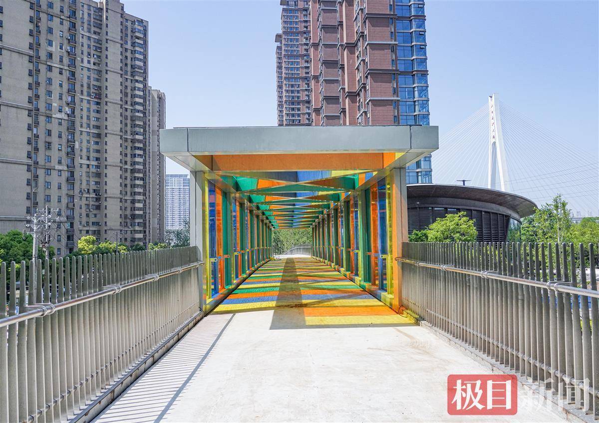 武汉首座室外玻璃彩虹桥:行走其间,如梦如幻_画框_王永胜_园林路