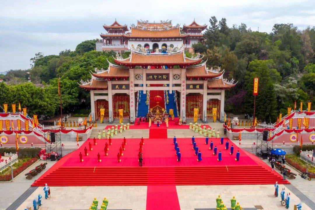 在湄洲妈祖祖庙天后广场举行暨壬寅年春祭妈祖大典纪念妈祖诞辰1062