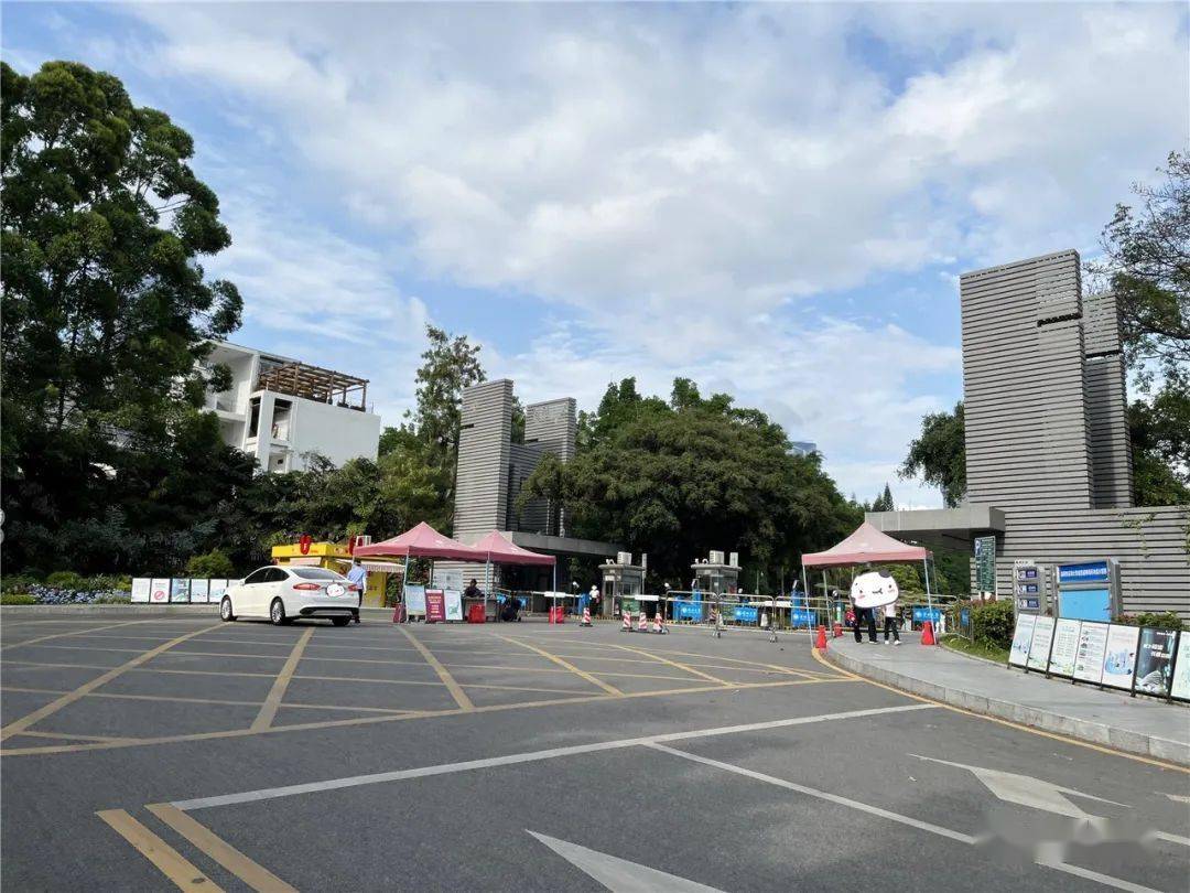 4月下旬的西门:西门很多小伙伴比较在意返校后学校是否封校,荔知特地