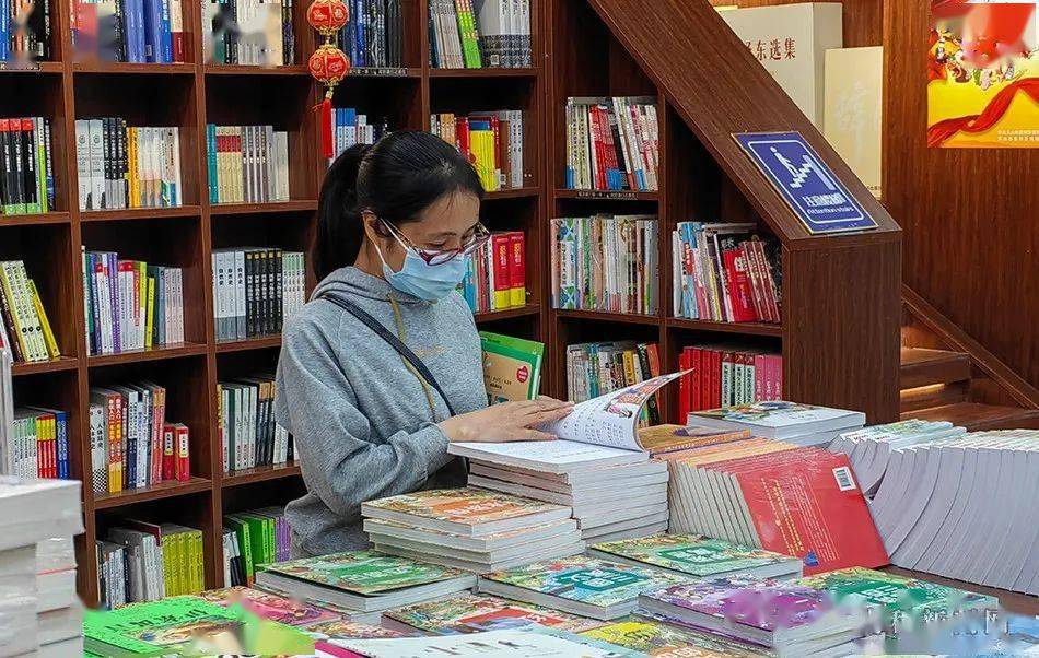开展的"一起读书吧·百城百店"共读计划,引导读者在社交互动过程中