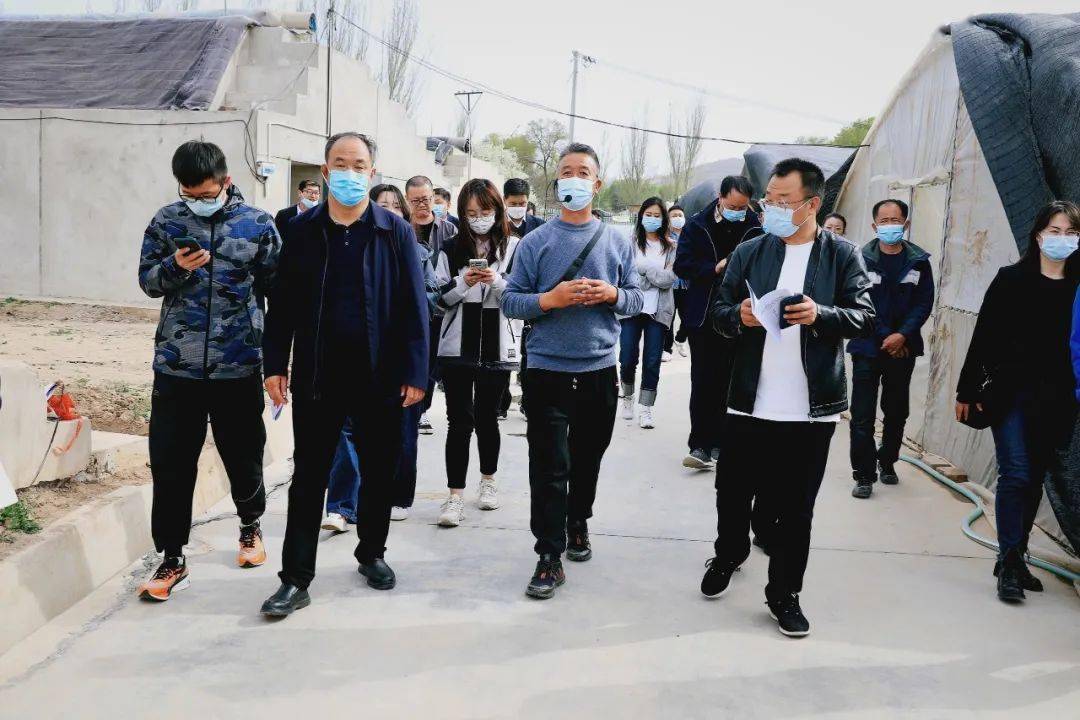 内官营镇林川新村易地扶贫搬迁点现场,对我市农村易地搬迁及后续产业