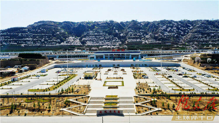 「美图庆阳」开往春天的高铁列车_陇东_摄影_庆城