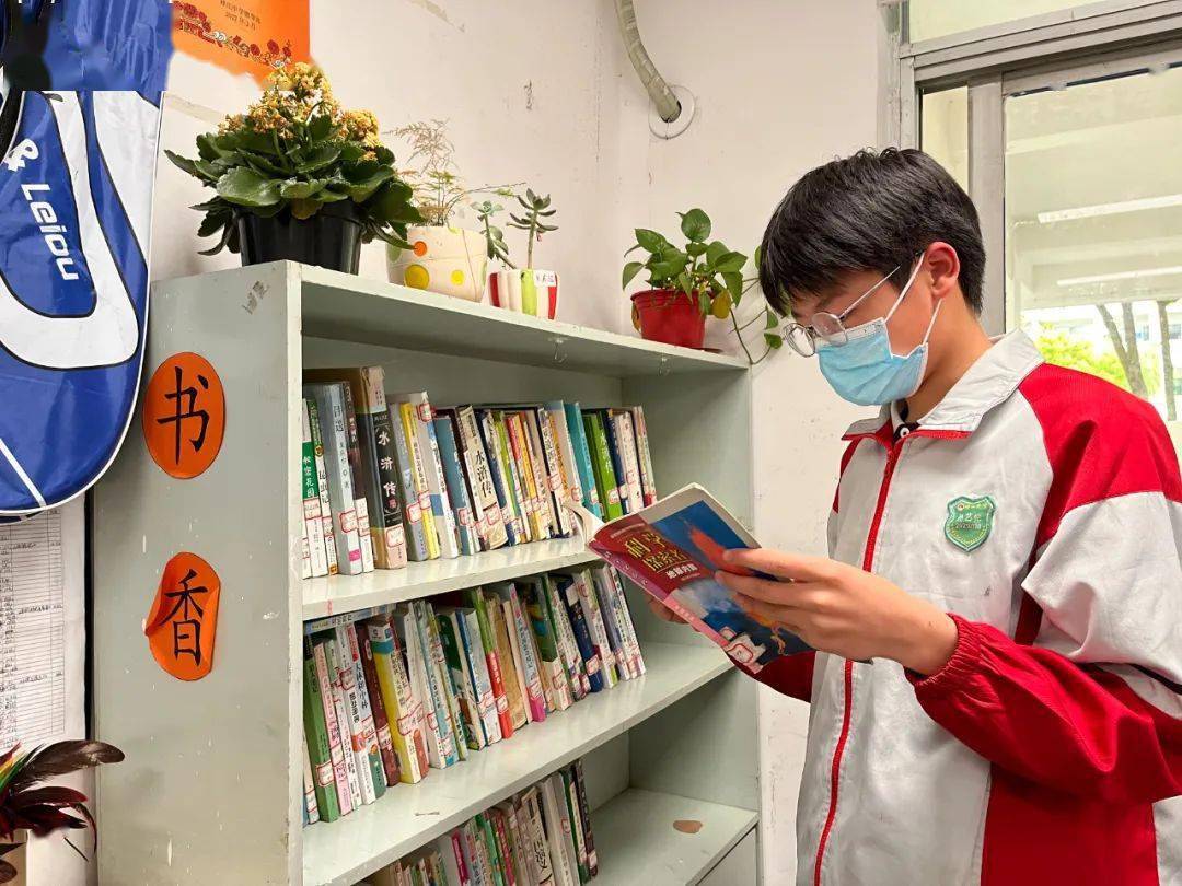 路桥区峰江街道中学学校充分利用学校的公共空间,让书香贯穿于校园的