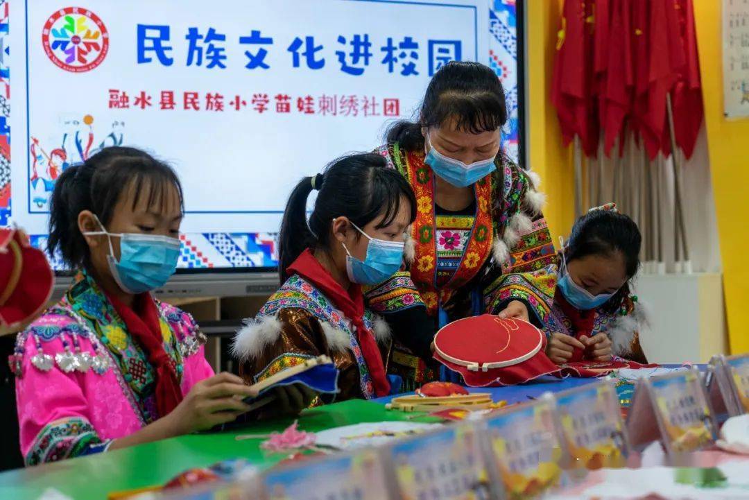 融水民族小学非遗文化放光彩团结之花遍地开