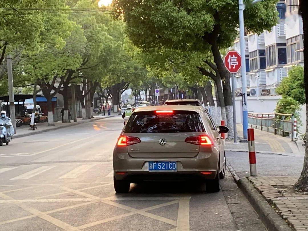 车牌号码:浙f521cd违法时间:4月19日违法地点:市区真合路城南路行知