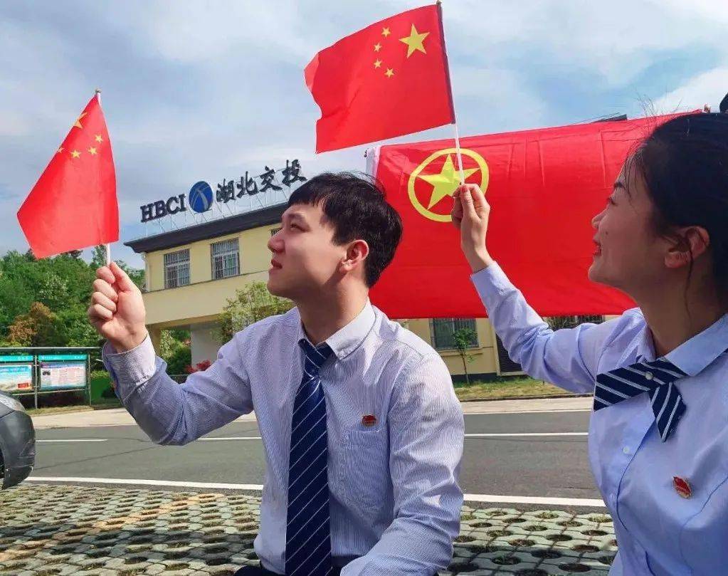 献礼建团百年我与团旗合影第二期来啦