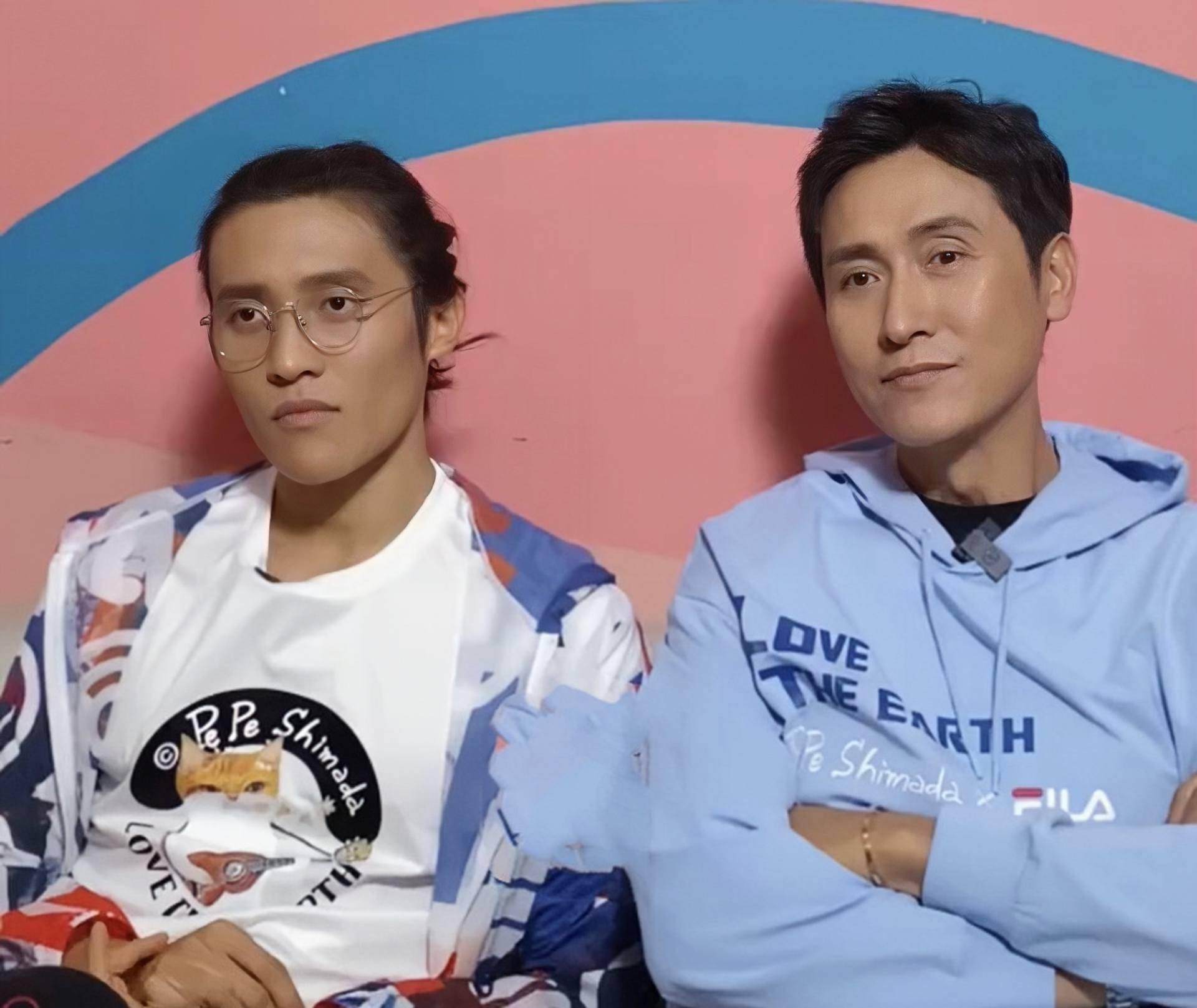 马德钟吃素后状态冻龄!父子罕见同框,网友:爸爸看着比儿子年轻