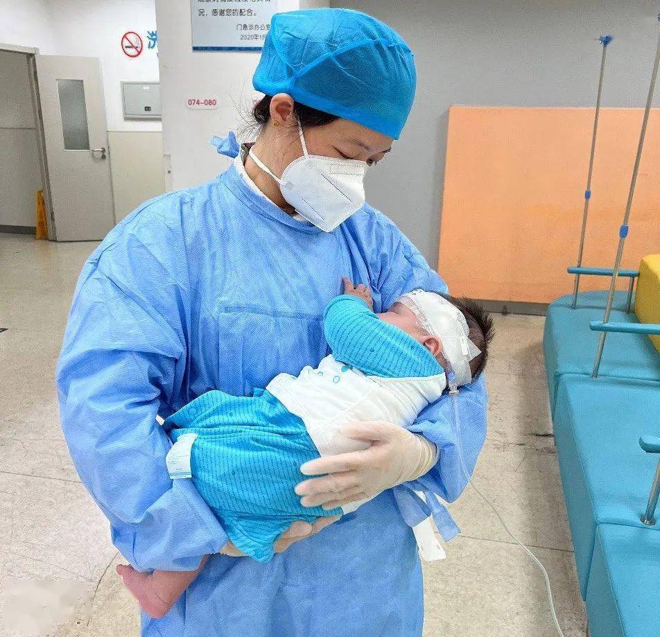 3月龄宝宝生病哭闹不止新手爸爸无力应付上海市儿童医院护士出手了