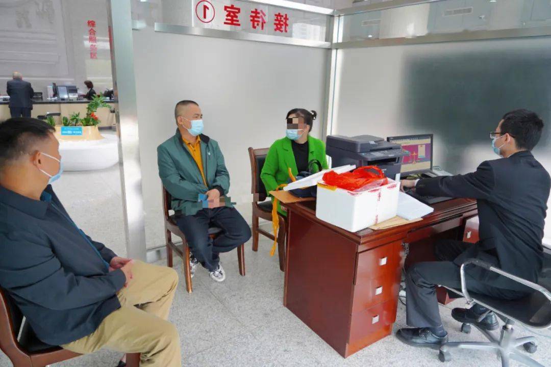 这才有了开头那一幕,李某保,邓某贵带着45万元现金来到海城区法院