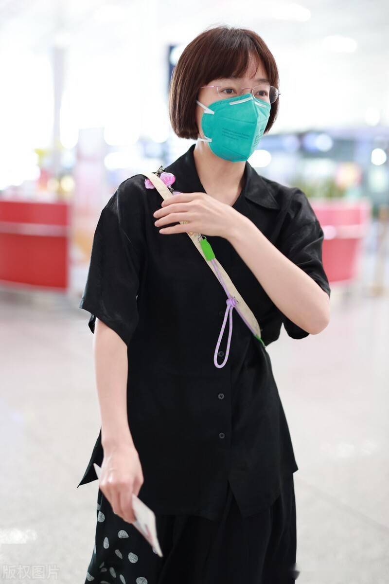 焦俊艳黑色衬衣搭波点裤现身机场短发清秀惹人爱
