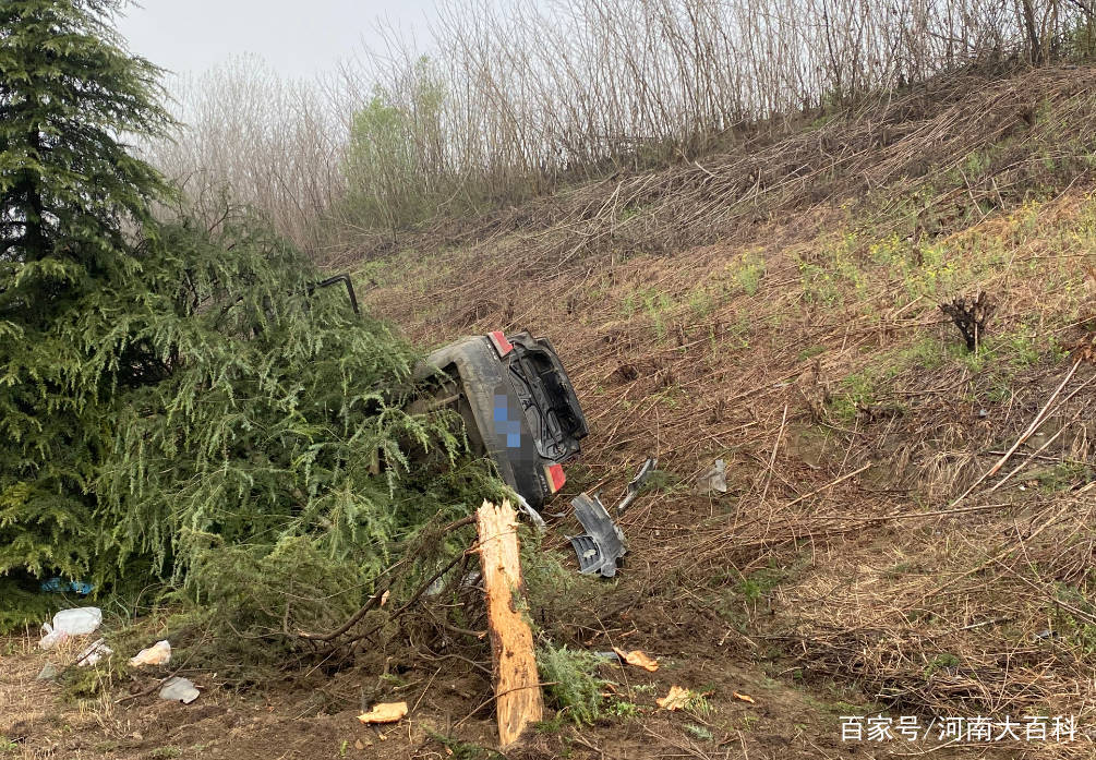 信阳这里发生交通事故一车侧翻在高速沟里一人当场死亡