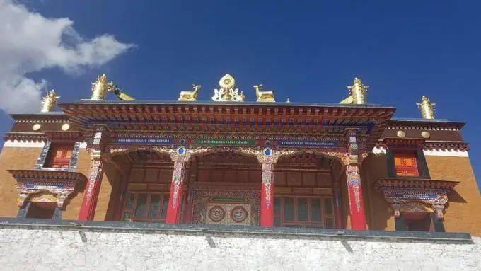 青海湖北岸,有一座经历动荡却依然美丽的白佛寺_海北_拉莫_嘉措