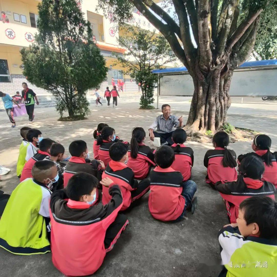 喜迎二十大永远跟党走奋进新征程平山乡中心小学开展五老牵手红领巾